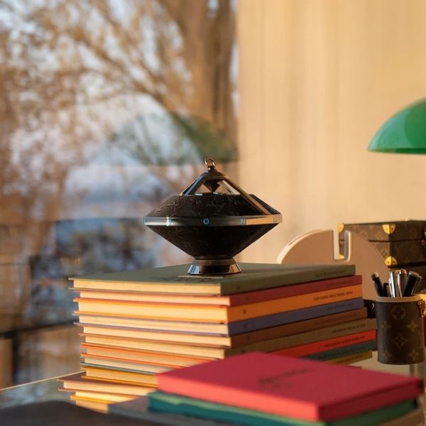 <br />
						«Космическая» портативная колонка Louis Vuitton сделана из стали, кожи и стекла и стоит $2900<br />
					