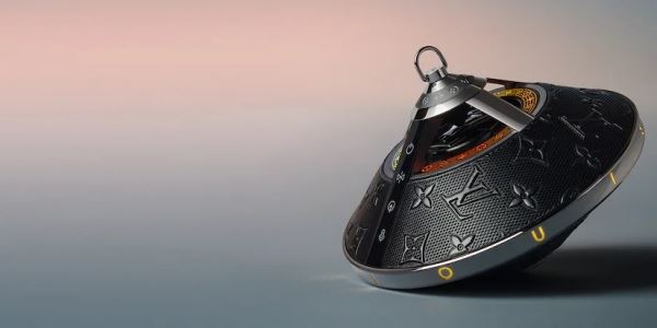 <br />
						«Космическая» портативная колонка Louis Vuitton сделана из стали, кожи и стекла и стоит $2900<br />
					