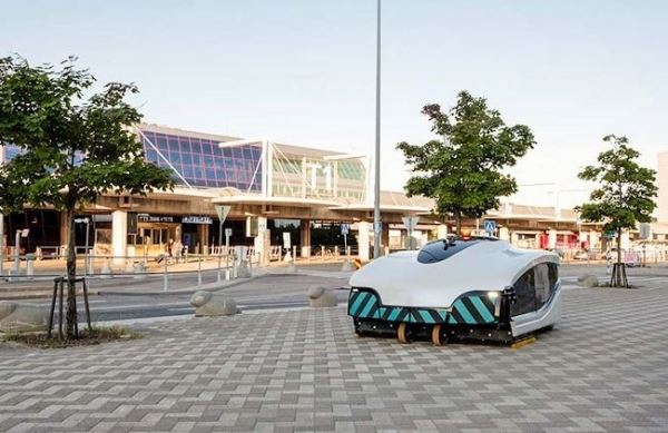 Trombia демонстрирует автономную уборочную машину на парковке аэропорта
