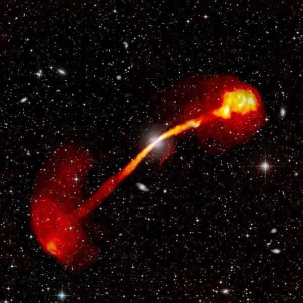 Астрономы сфотографировали поразительные структуры, создаваемые черной дырой